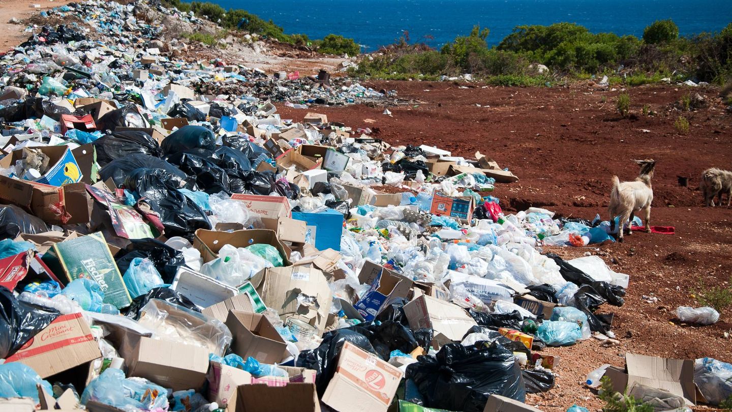 Los plásticos no reciclados se almacenan sin fin y se descomponen en microplásticos. Unsplash/@antoniegiret