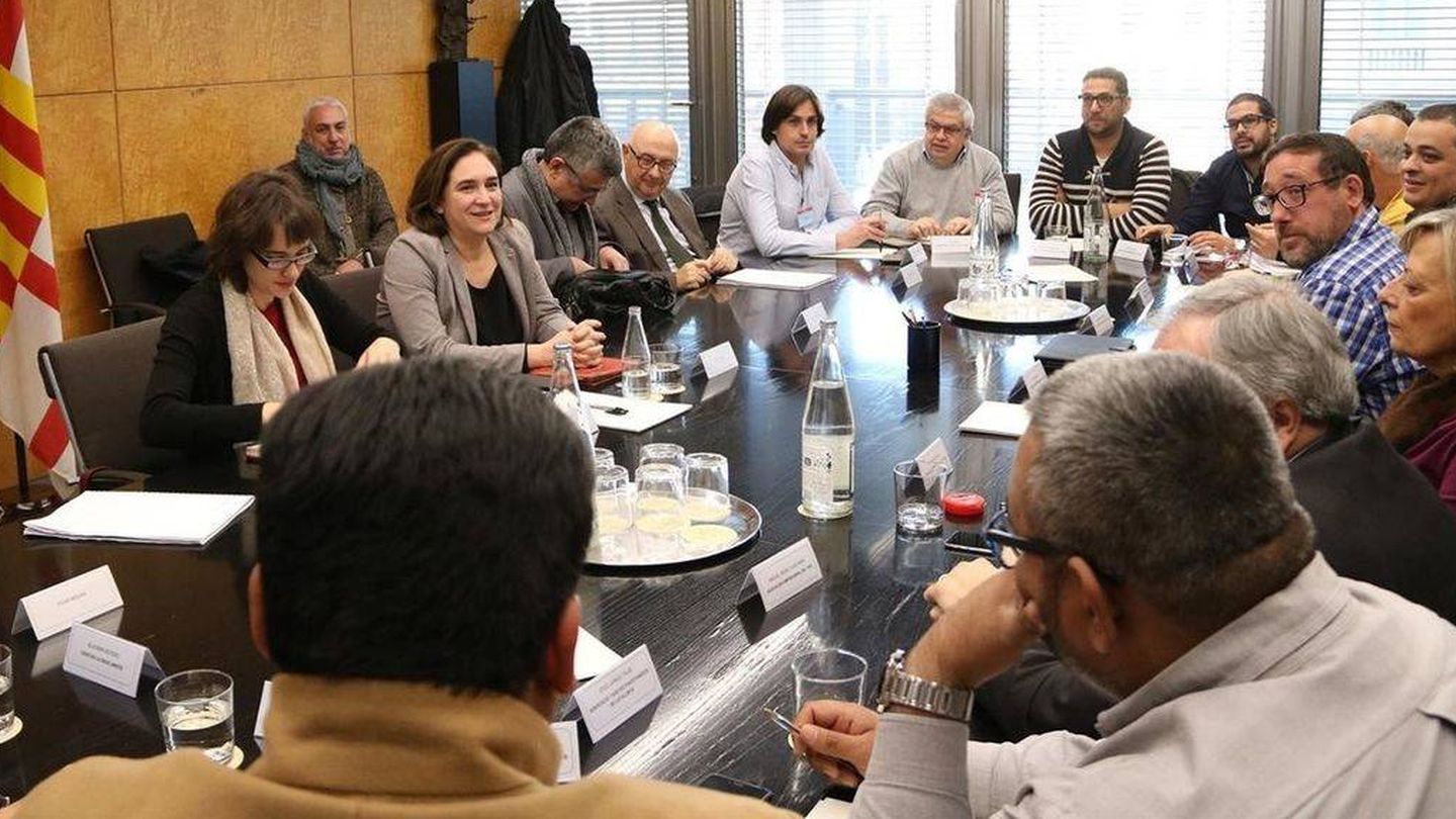 Reunión de Ada Colau con los representantes del taxi de Barcelona en diciembre de 2017. (EFE)