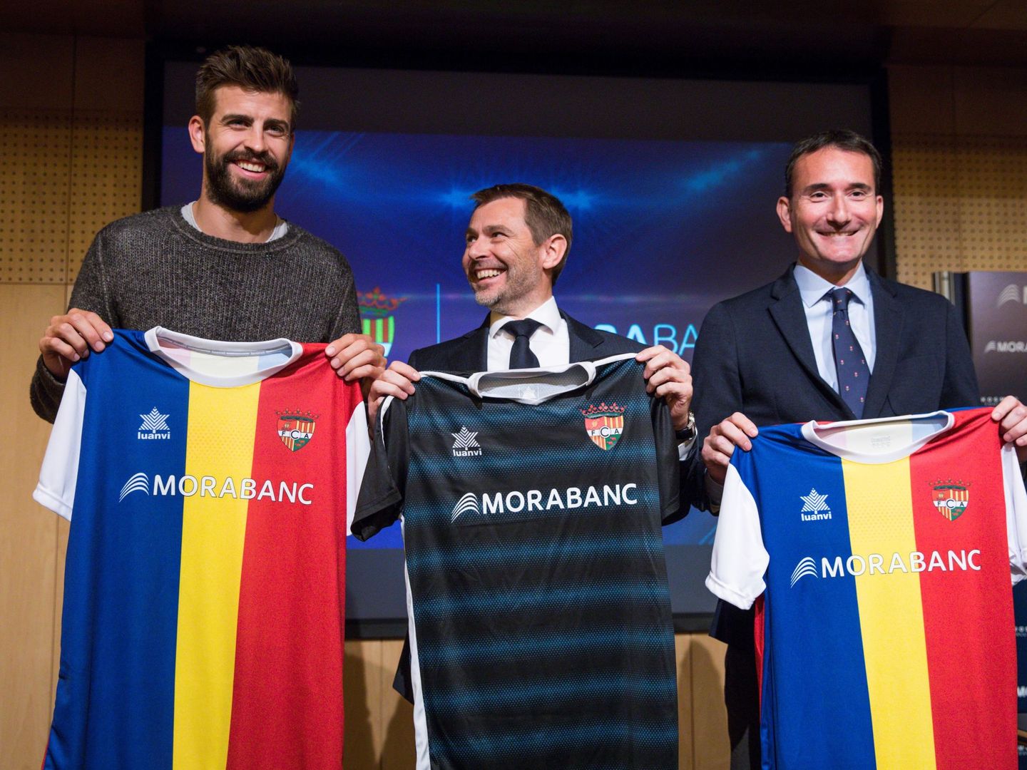 Piqué, junto al director general de MoraBanc, Lluís Alsina, presentan la nueva publicad en las camisetas del FC Andorra. (EFE)