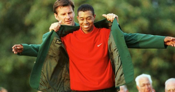 Foto: Tiger Woods recibe su primera chaqueta verde en 1997. (Reuters) 