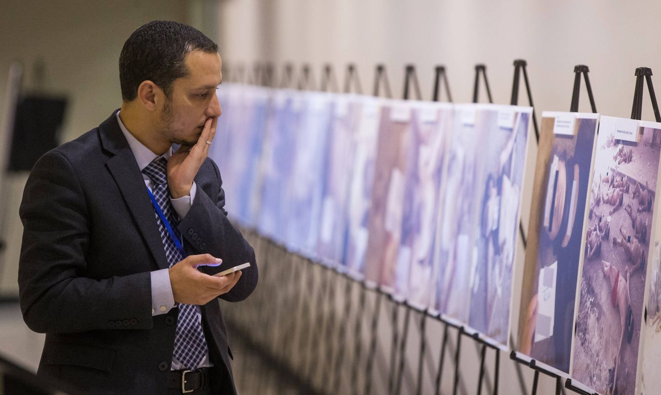 Fotografías de torturas y ejecuciones en cárceles de régimen sirio exhibidas en la sede de la ONU, en Nueva York. (Reuters)