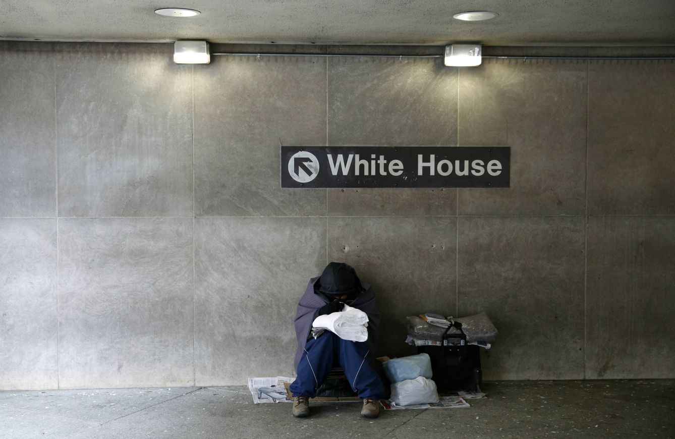Un hombre sin hogar se protege del frío en el metro, cerca de la Casa Blanca, en Washington (Reuters).