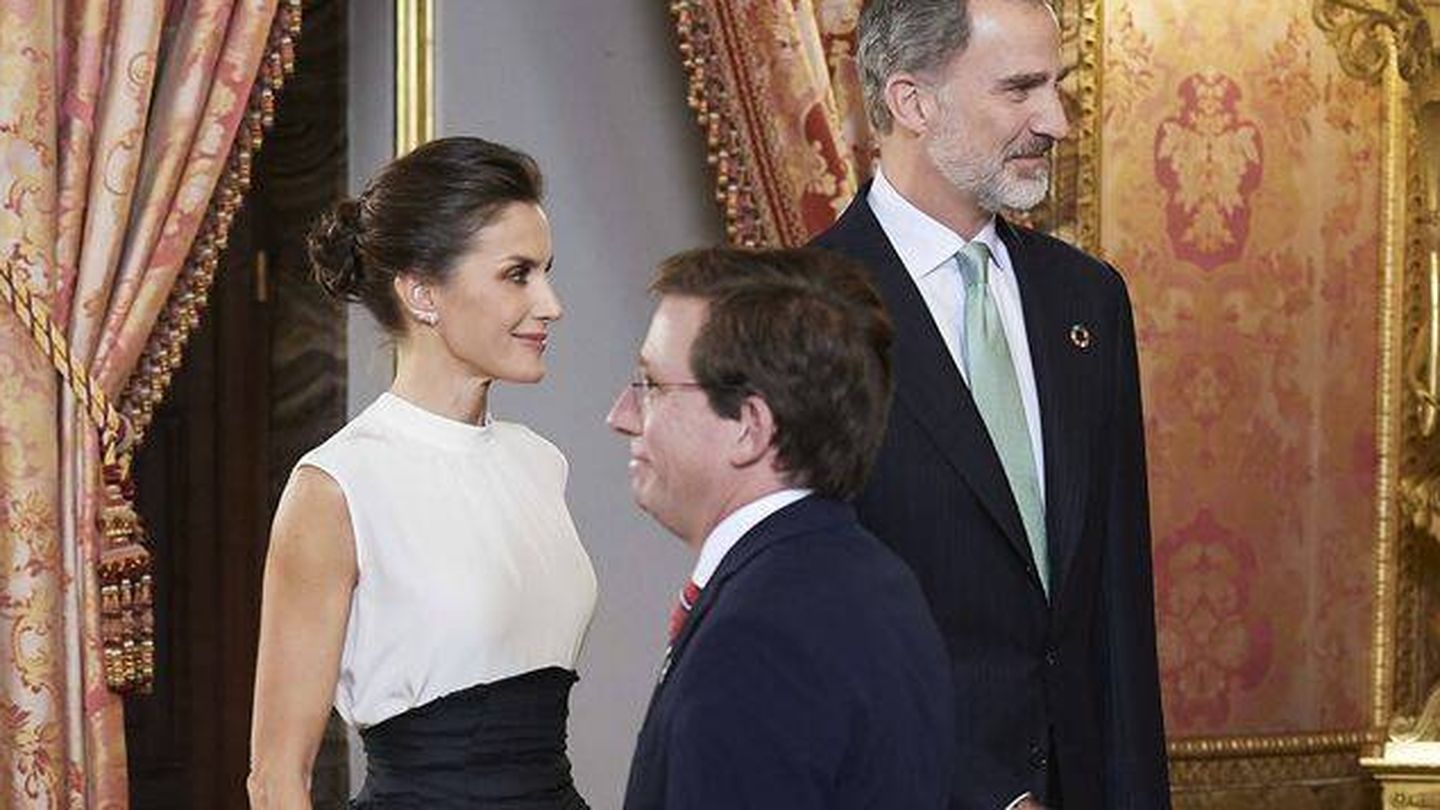  El alcalde de Madrid, junto a los Reyes de España. (Getty)