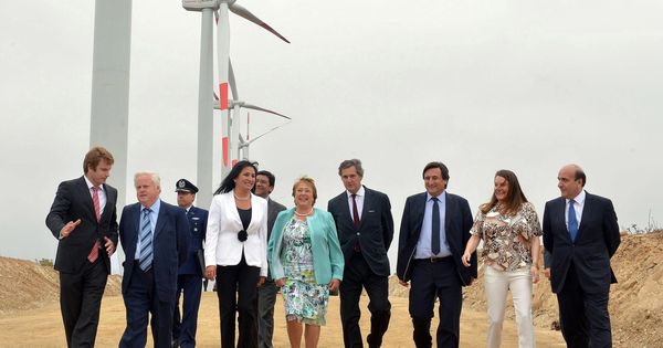 Foto: La expresidenta de Chile M. Bachelet (de verde), inaugura en 2017 un parque eólico junto al presidente ejecutivo de Acciona, J. M. Entrecanales (a su izda.). (EFE)