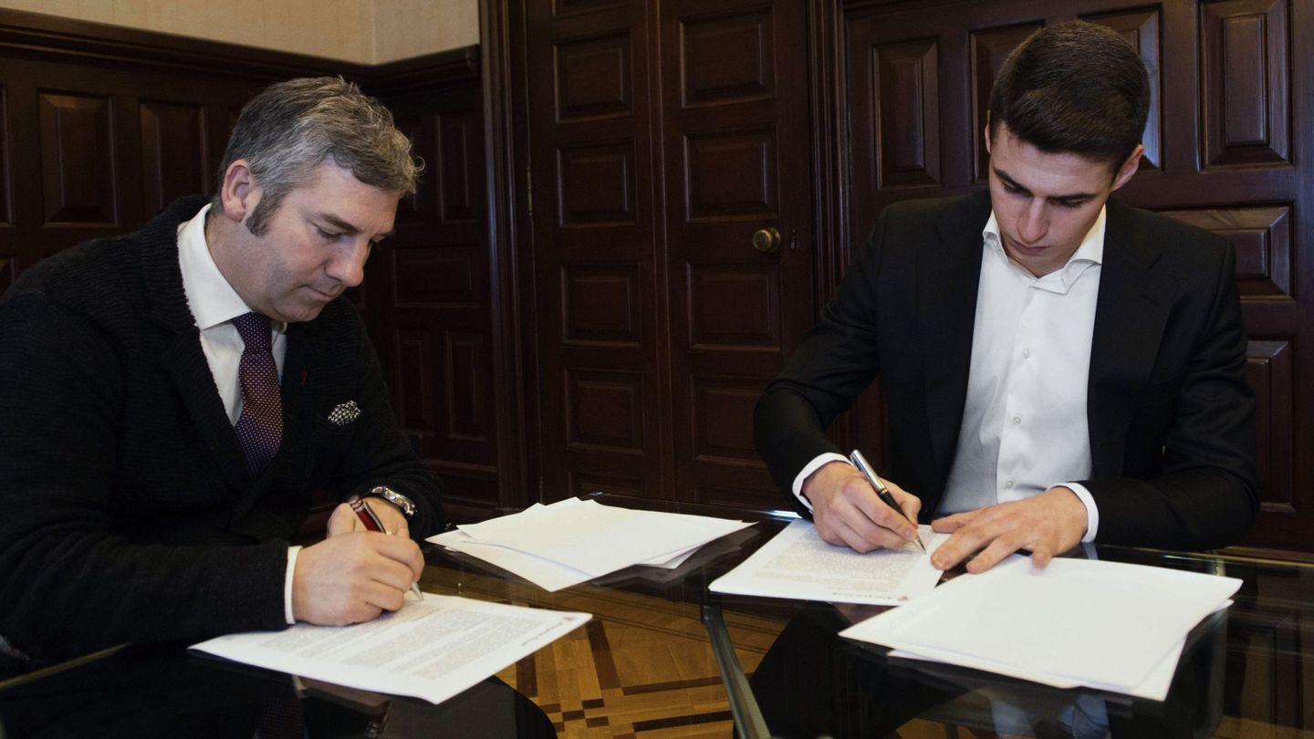 Josu Urrutia y Kepa Arrizabalaga, durante la firma de renovación del portero.