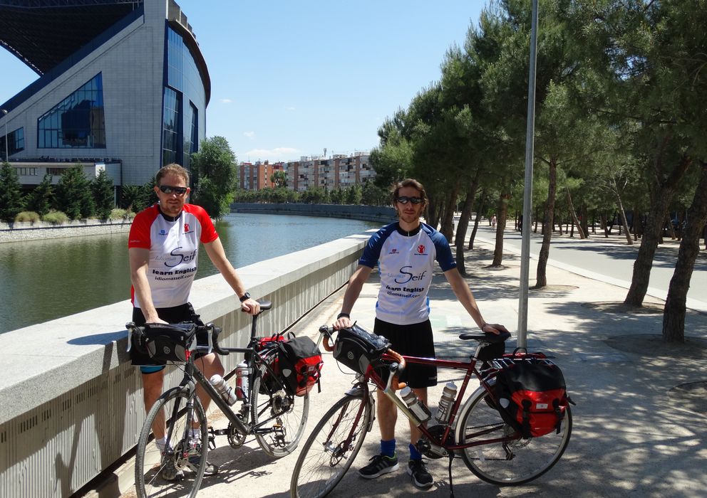 Foto: Simon Perry (izquierda) y Rob Bartrum (derecha), posan con las bicicletas del viaje en los aledaños del Calderón. 