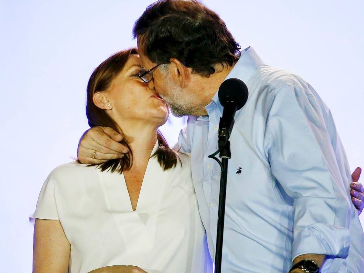 Foto: Mariano Rajoy besa a Elvira Fernández en el balcón de Génova. (Reuters)