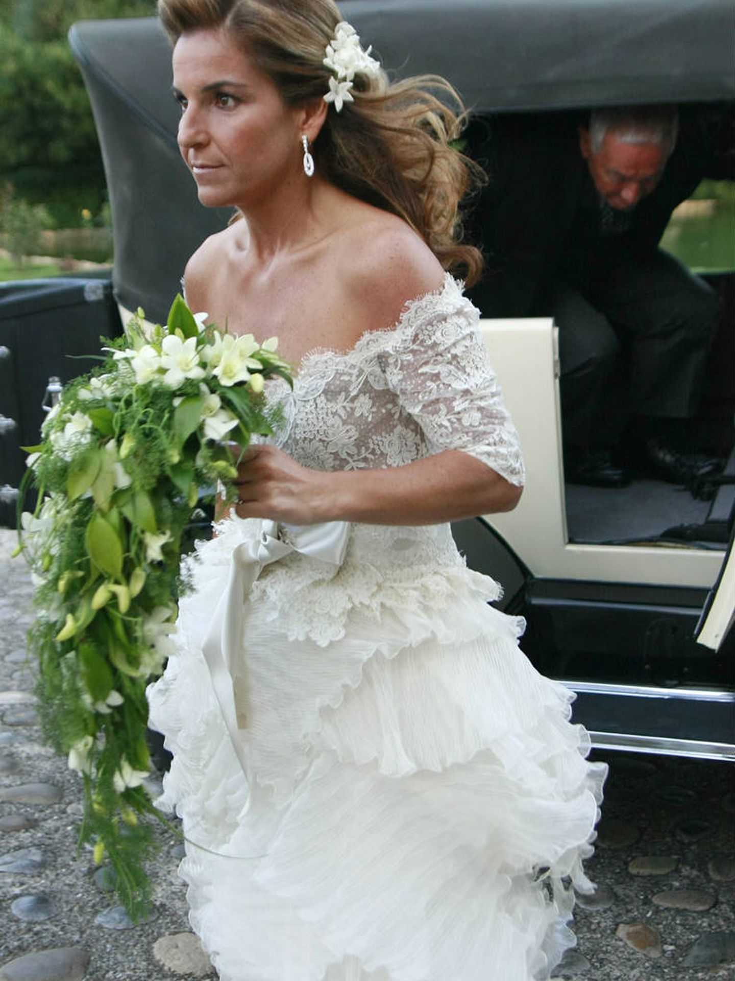 Arantxa Sánchez, seria, entra en su boda mientras su padre, Emilio, sale del coche. 