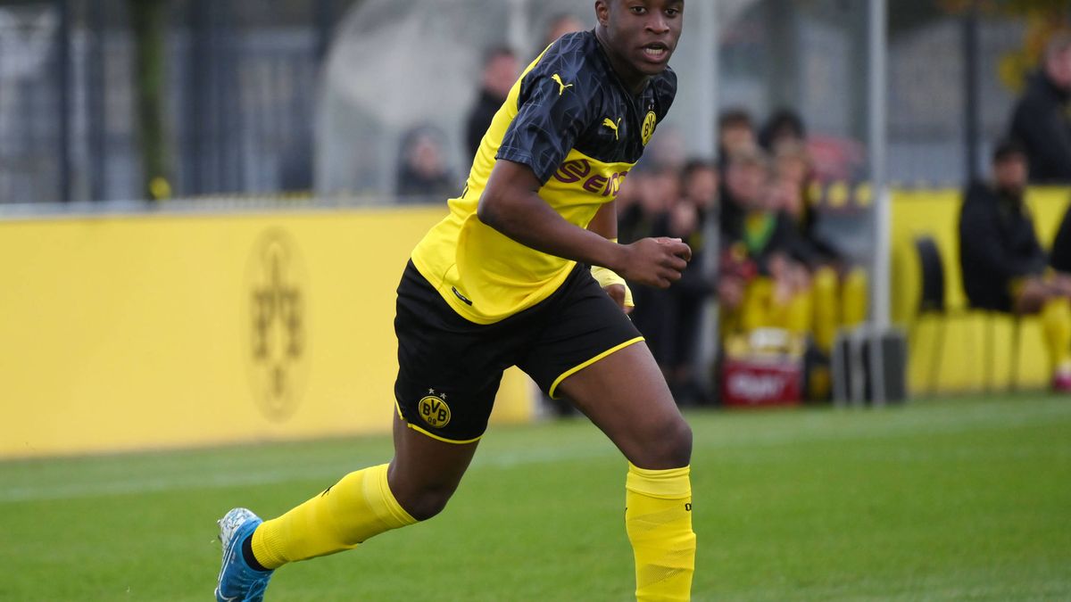 Moukoko, la joya del Dortmund que puede hacer que la Bundesliga cambie sus normas