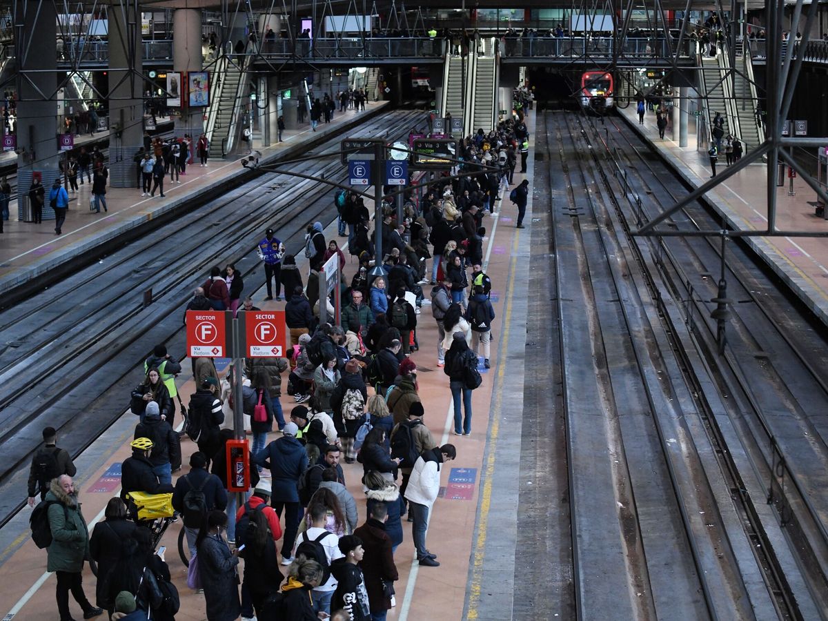 Foto: Decenas de personas esperan a que se restablezca el servicio en la estación de Puerta de Atocha. (Europa Press/Fernando Sánchez)