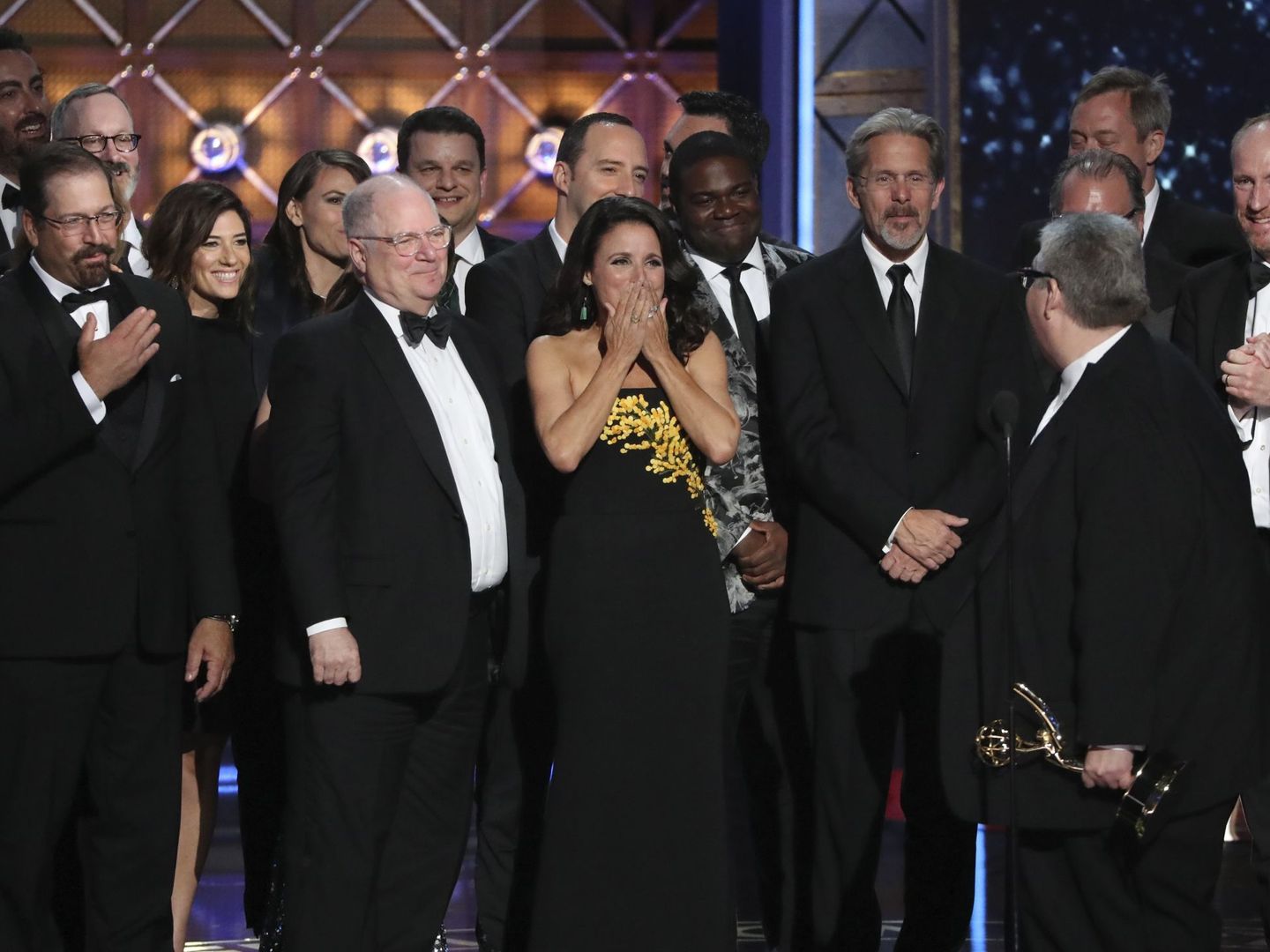 El equipo de 'Veep' celebrando su tercer Emmy consecutivo.