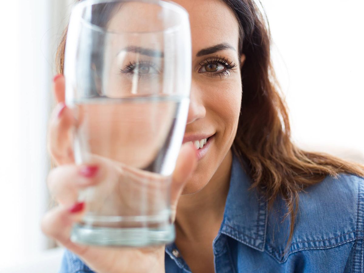 Beber agua con gas, ¿por qué hay quien dice que es malo para la salud?