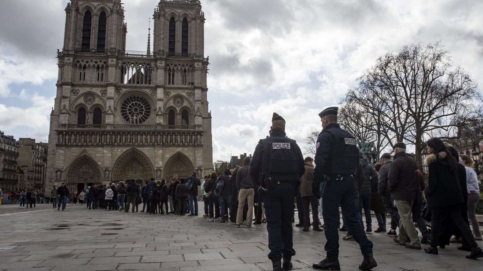Foto: Decenas de turistas esperan a entrar a la Catedral de Notre Dame de París. (Reuters) 