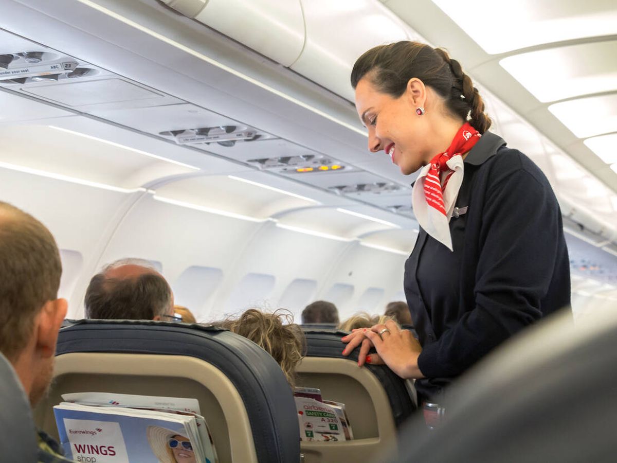 Foto: Azafata en un avión. (iStock)