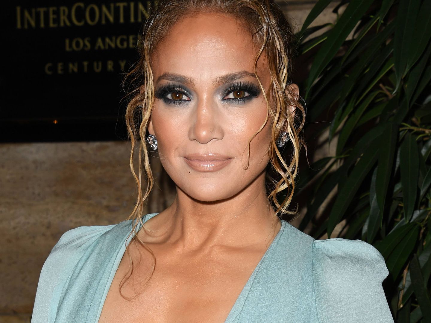 Jennifer Lopez, con un potente maquillaje de ojos ahumados. (Getty)