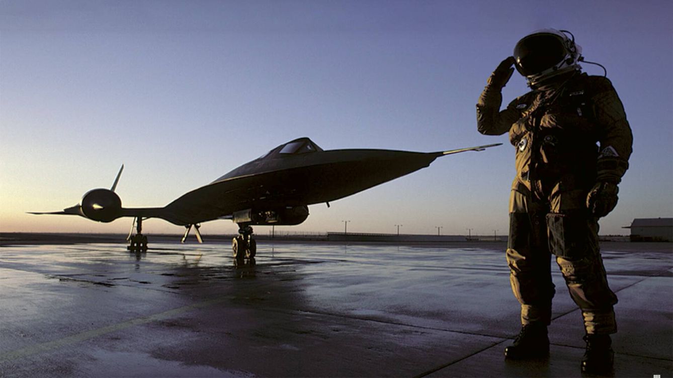 Foto: Brian Shul vestido con su traje de vuelo presurizado, saludando junto a su Lockheed SR-71 Blackbird.