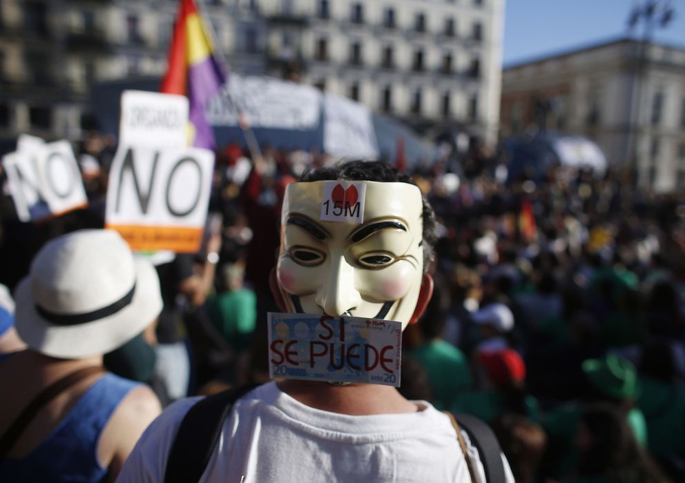 Foto: Un manifestante durante una protesta del movimiento 15; en la Puerta del Sol de Madrid. (Reuters)