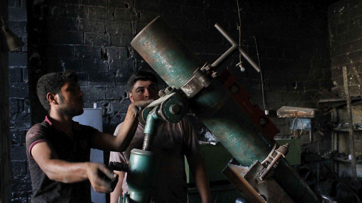 Fabricación de armamento para los rebeldes en Alepo (Efe).