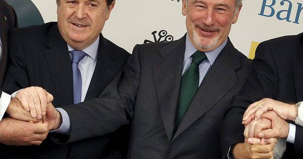 Foto: Los presidentes de Caja Madrid, Rodrigo Rato, y de Bancaja, José Luis Olivas, durante la fusión de Bankia. (EFE)