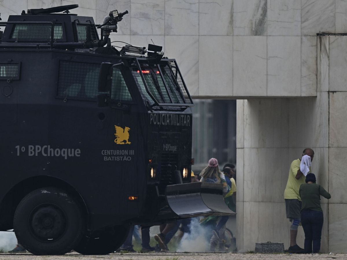 Foto: Los antidisturbios de Brasil, en pleno operativo. (EFE/Andre Borges)