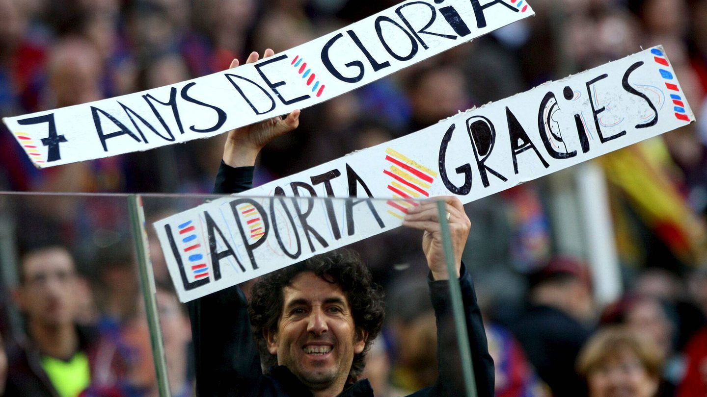 Un aficionado muestra en el Camp Nou una pancarta de apoyoa Joan Laporta. (EFE)