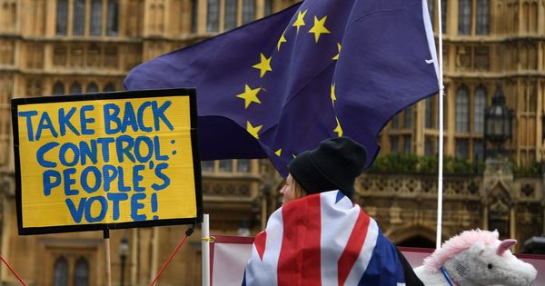 Foto: Una manifestante contraria al Brexit participa en una protesta a las afueras del Parlamento, en Londres. (Reuters)