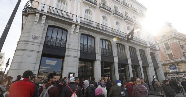 Foto: Colas multitudinarias en Madrid para comprar un iPhone X. (EFE)