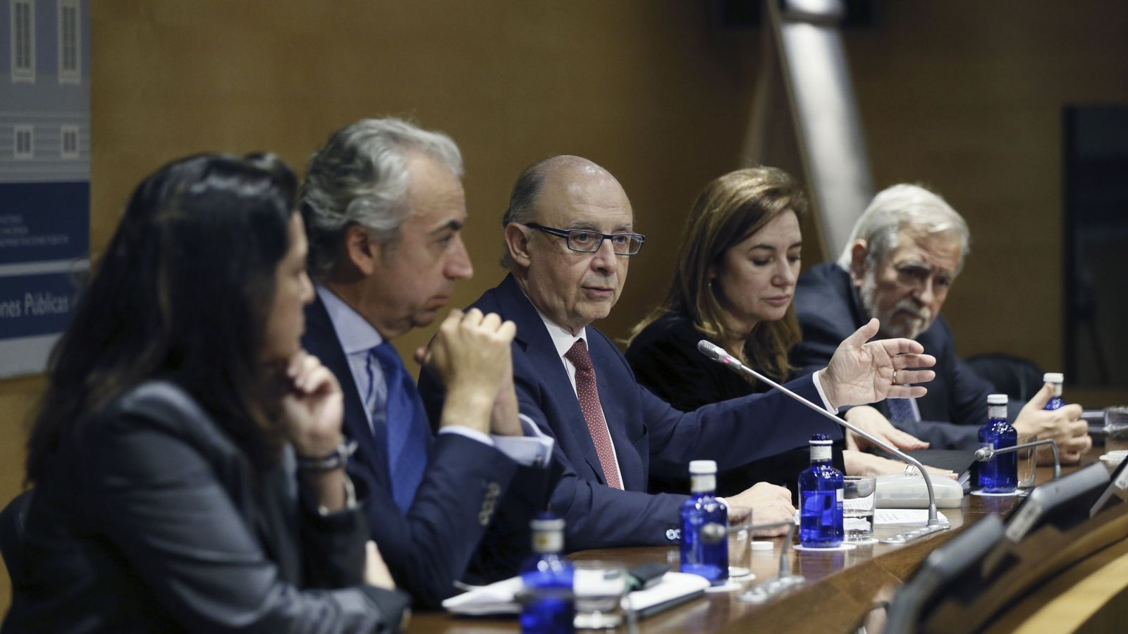 Foto:  El ministro de Hacienda en funciones, Cristóbal Montoro (c), tras la reunión del Consejo de Política Fiscal y Financiera. (EFE)