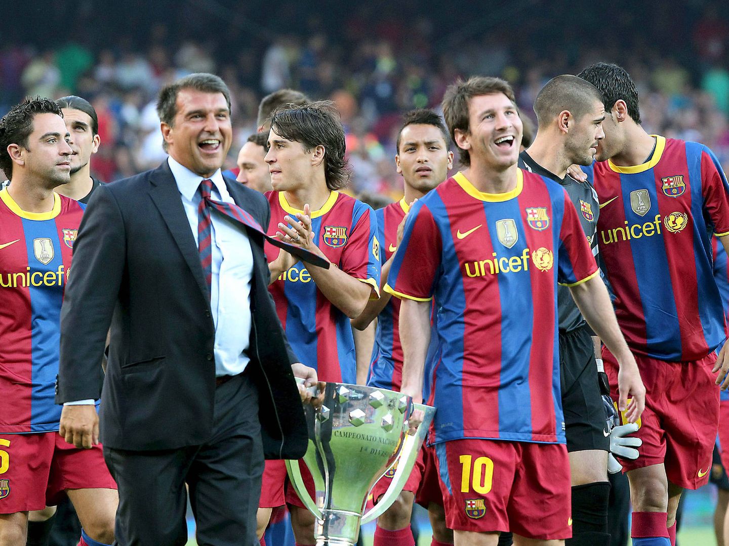 Laporta, Messi y la plantilla celebran un pasado título del Barcelona. (EFE)