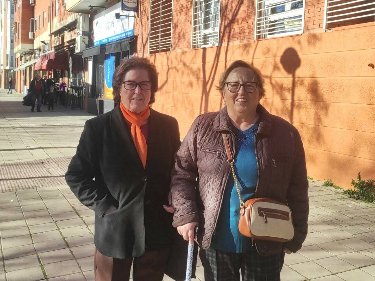 Etelvina y Carmen pasean juntas por un barrio de Getafe. A escasos metros del lugar en el que ha sido tomada la foto se encuentra el metro donde hallaron al menor fallecido. (L.B.)
