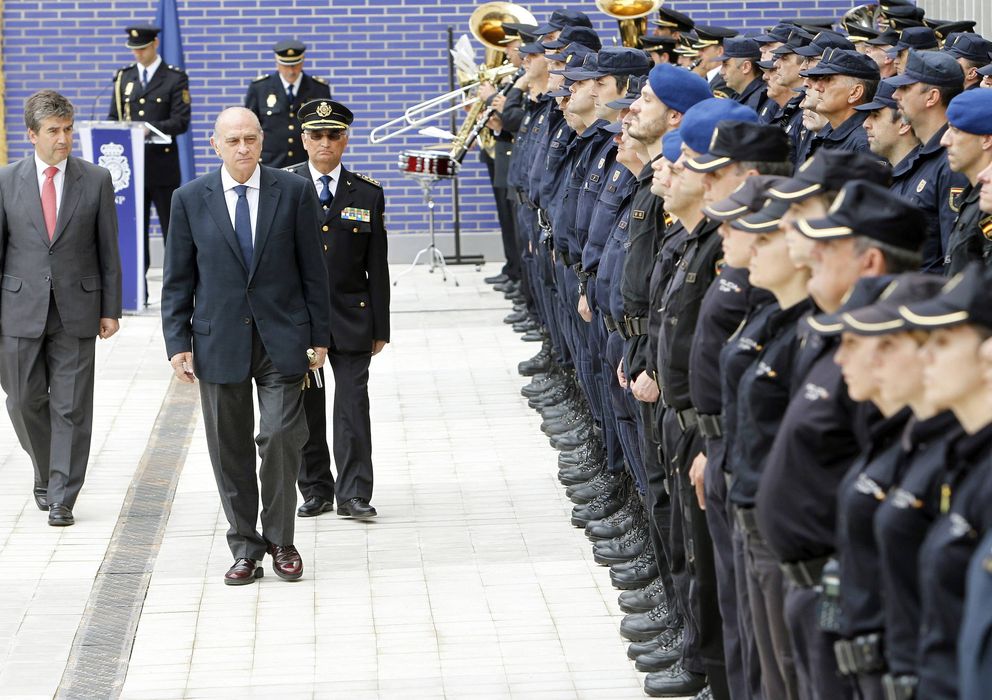 Foto: El ministro del Interior, Fernández Díaz, pasa revista a la Policía. A la izquierda, Ignacio Cosidó (EFE)