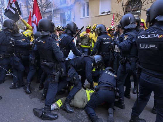 Dos detenidos y diez heridos en una protesta de bomberos forestales en ...