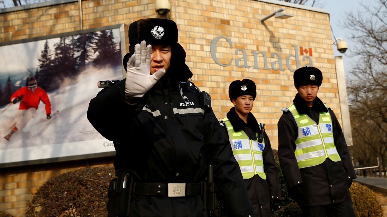 Foto: Policías chinos custodian la embajada canadiense en Pekín, en diciembre de 2018. (Reuters)