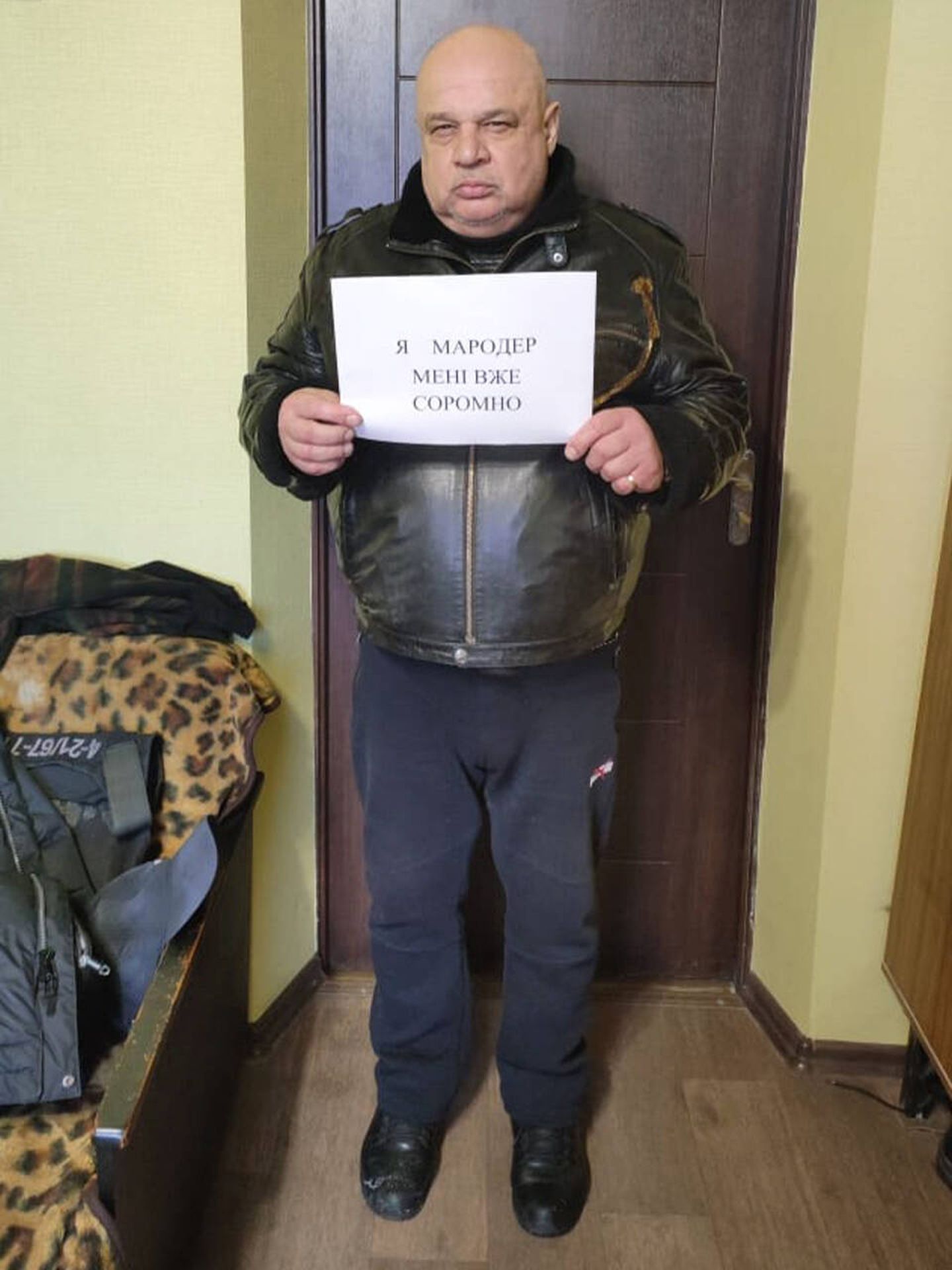 Soy un saqueador y estoy avergonzado, reza el cartel en la foto tomada por la policía de Járkiv el 26 de febrero.