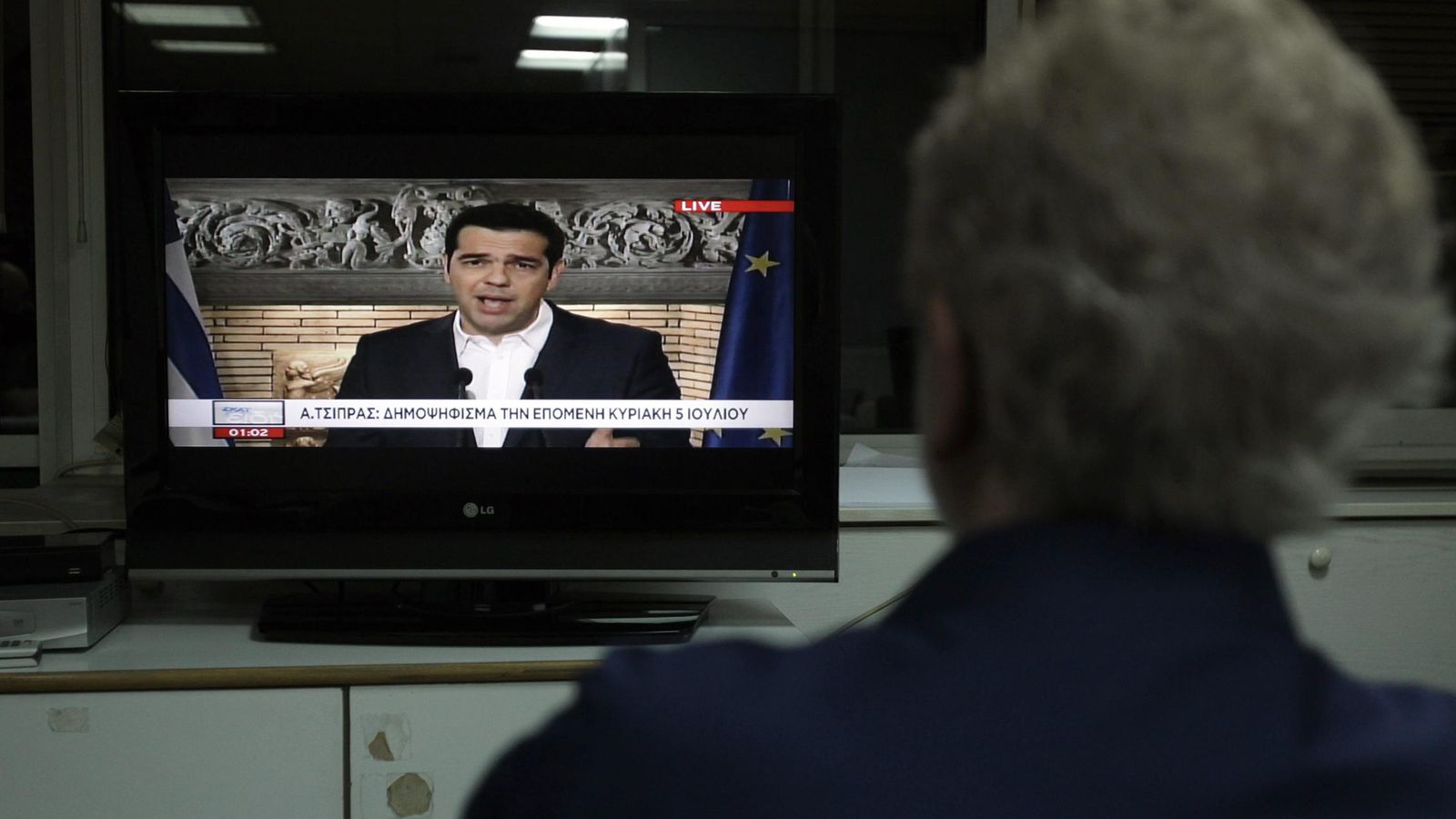 Foto: Un hombre observa el discurso de Tsipras. (EFE)