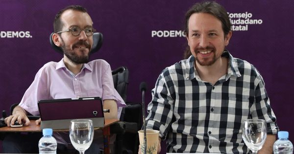 Foto: El líder de Podemos, Pablo Iglesias, y el exsecretario de Organización, Pablo Echenique (i), durante una reunión del Consejo Ciudadano Estatal. (EFE)