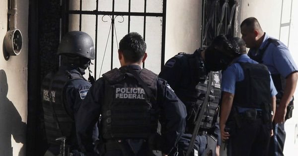 Foto: Imagen de archivo de policías mexicanos durante una investigación. (EFE)
