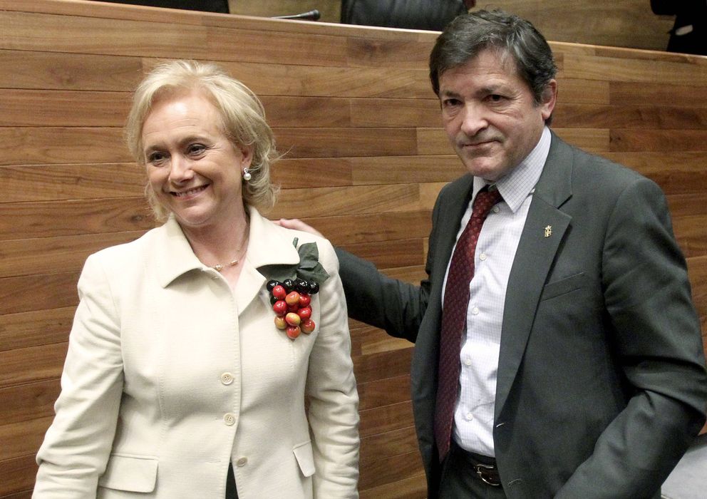 Foto: La presidenta del PP de Asturias, Mercedes Fernández, y Javier Fernández. (EFE)