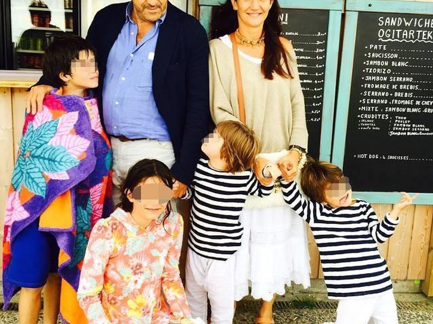 Samantha Vallejo-Nágera con su marido y sus cuatro hijos (Facebook)