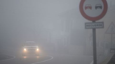 La autopista a la que engulle la niebla: la A-8 estrena balizas para paliar la baja visibilidad
