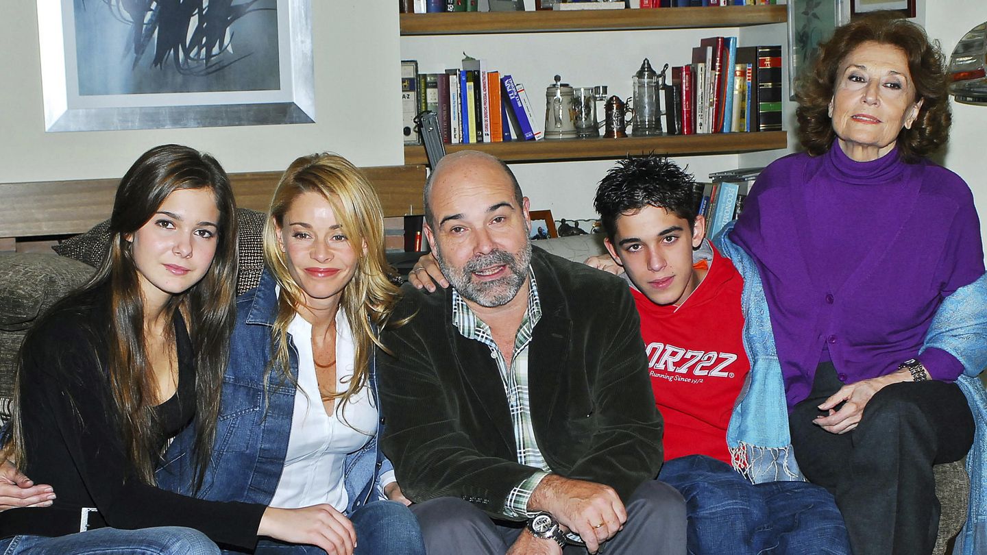 Julia Gutiérrez Caba, Victor Elías, Antonio Resines, Belén Rueda y Natalia Sánchez. (Cortesía Mediaset)