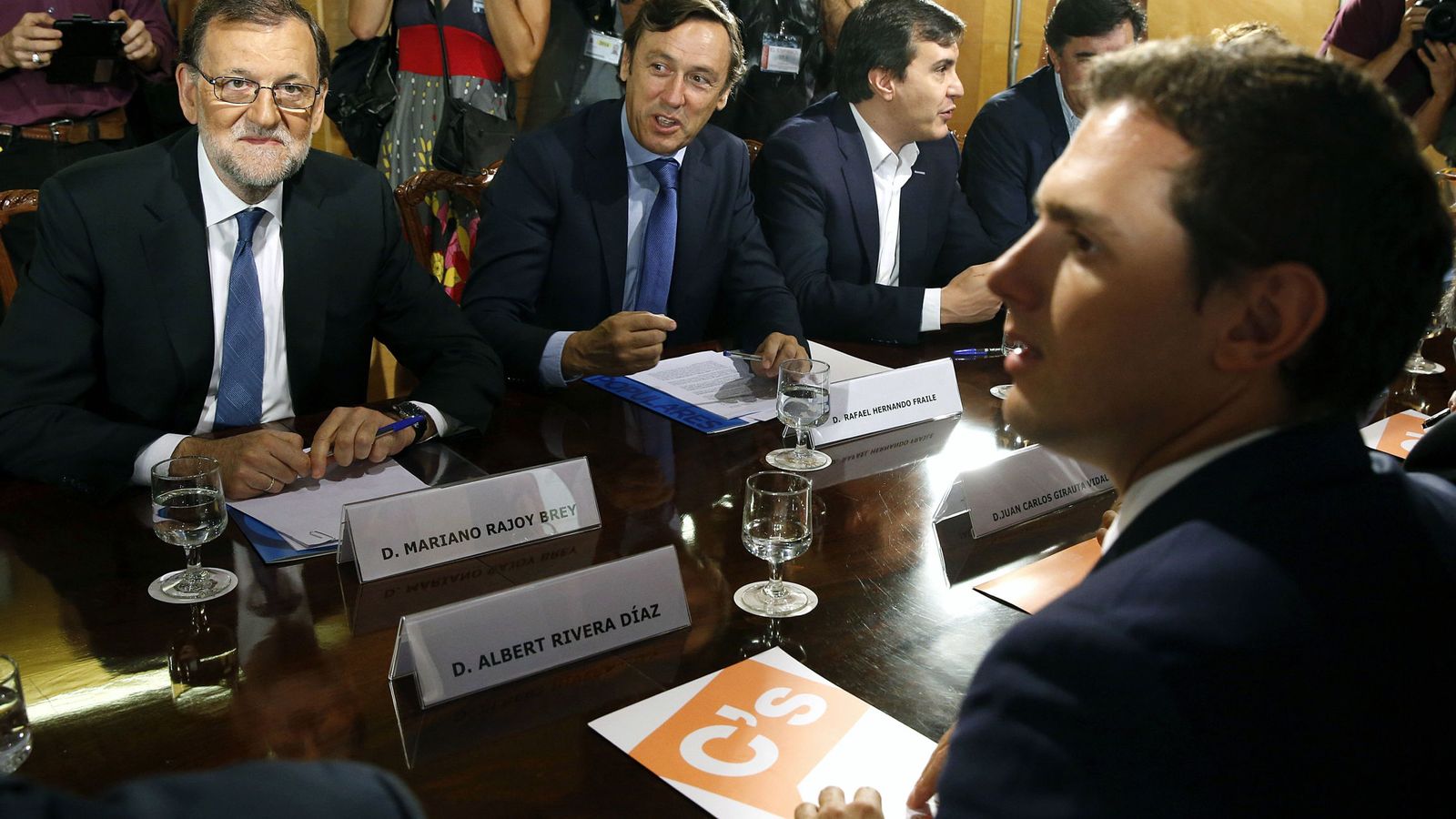 Foto: Mariano Rajoy y Albert Rivera, el domingo en la firma del acuerdo de investidura. (EFE)