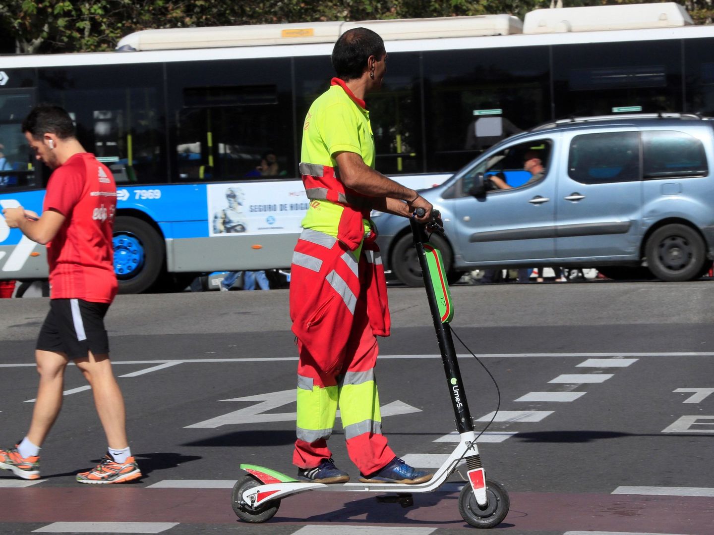 Un usuario de patinete eléctrico por Madrid. (EFE)