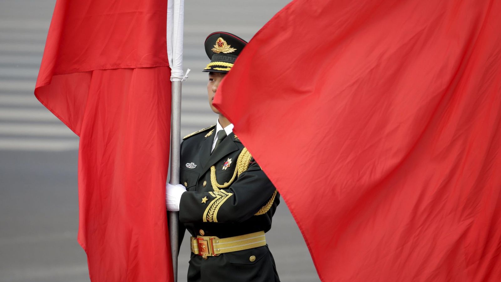 Foto: Un soldado de la guardia de honor china sostiene una bandera roja en una ceremonia en Pekín. (Reuters)