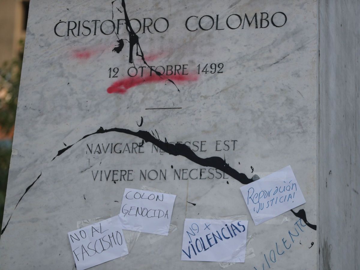 Foto: Una estatua de Colón en Bolivia, con carteles que piden su retirada. (EFE)