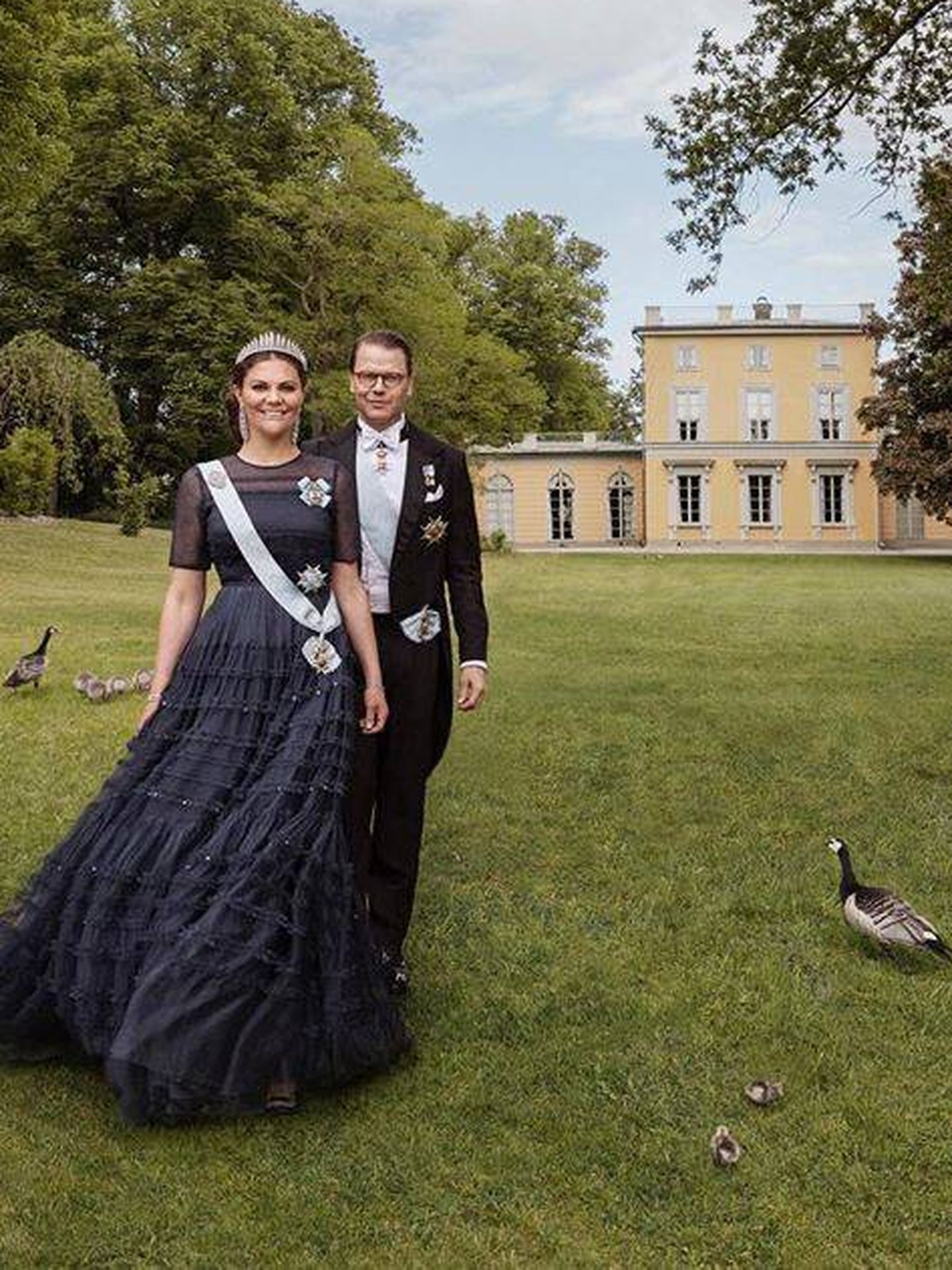 Victoria de Suecia y Daniel, posando frente al palacio de Haga por su décimo aniversario. (Elisabeth Toll/Casa Real)