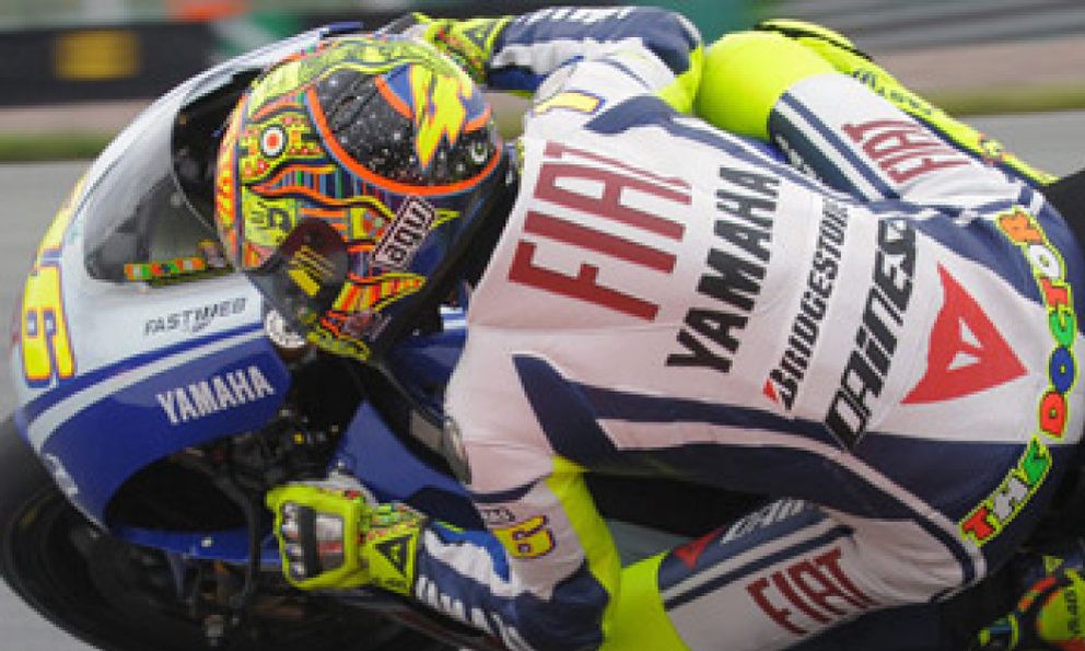 Foto: Rossi 'roba' la 'pole' a Jorge Lorenzo en la última vuelta