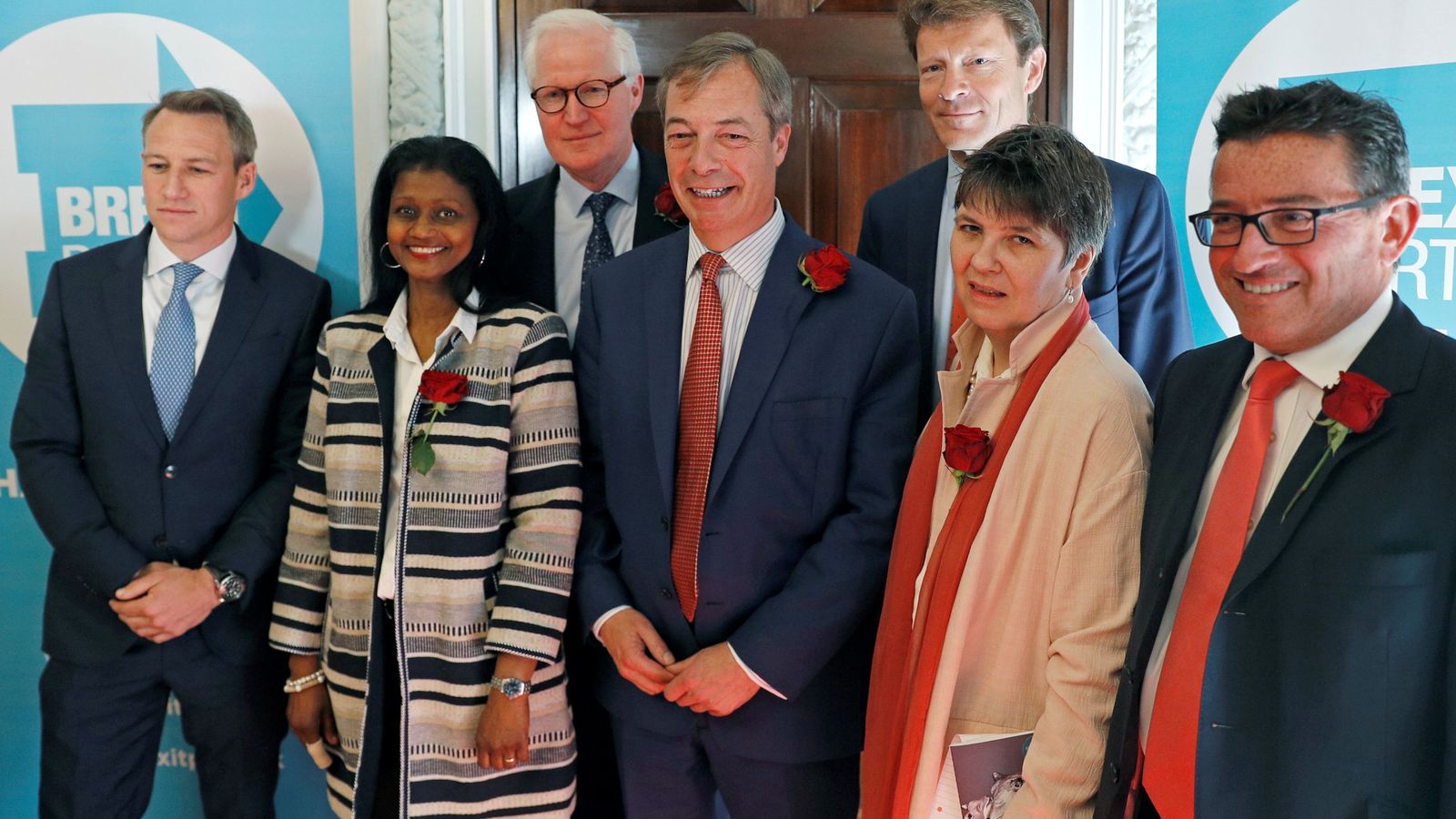 Foto: Lance Forman, a la derecha de Nigel Farage y restos de candidatos del Brexit Party. (Reuters)