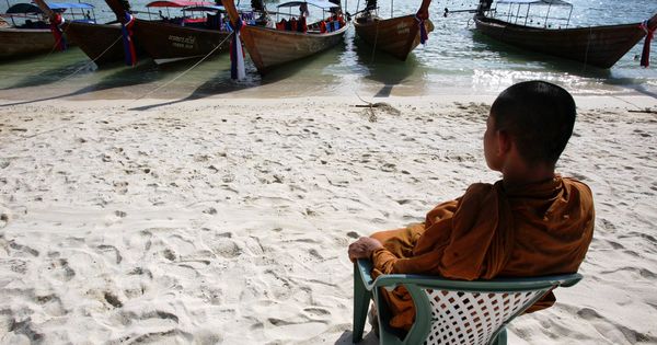 Foto: Un monje budista bendice las barcas de pesca, en el archipiélago de Phi Phi, Tailandia. (Reuters)
