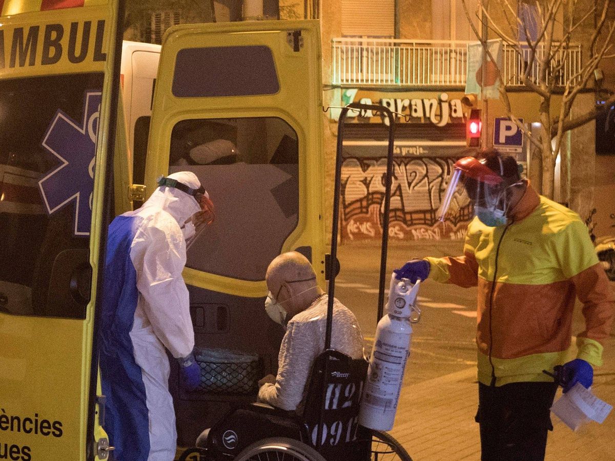 Foto: Varios sanitarios transportan a una persona a las urgencias del Hospital Dos de Maig, en Barcelona. (EFE)